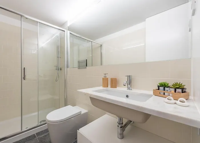 Lovelystay - Windows With Ac By Station Porto