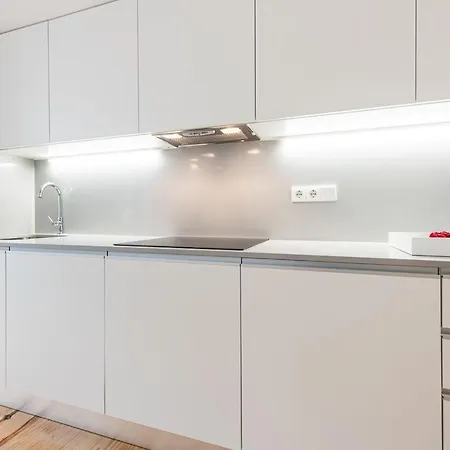 Lovelystay - Windows With Ac By Station شقة