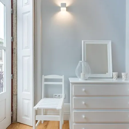 Lovelystay - Windows With Ac By Station Apartment Porto