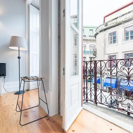 Lovelystay - Windows With Ac By Station Apartment Porto