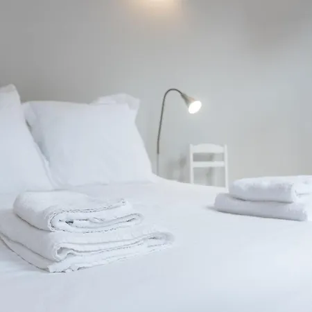 Lovelystay - Windows With Ac By Station Apartment *