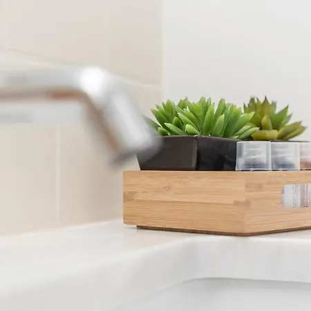 Lovelystay - Windows With Ac By Station *