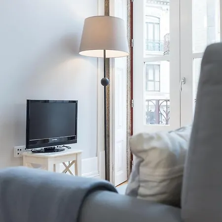 Lovelystay - Windows With Ac By Station Apartment *