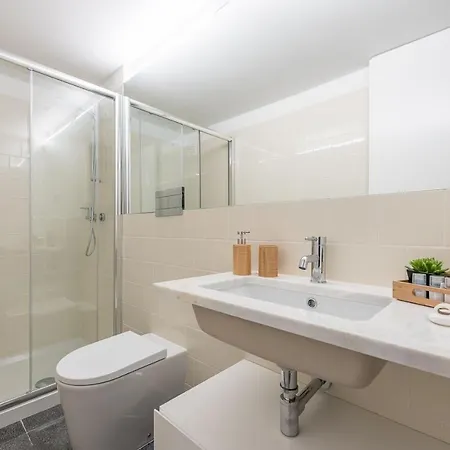 Lovelystay - Windows With Ac By Station Porto