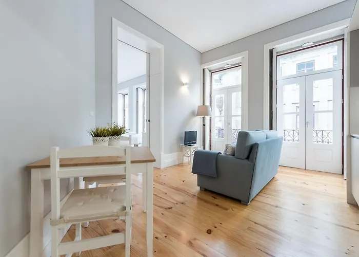 Lovelystay - Windows With Ac By Station * Oporto