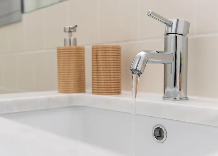 Lovelystay - Windows With Ac By Station *