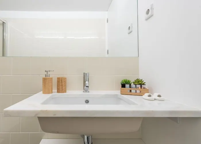 Lovelystay - Windows With Ac By Station Oporto