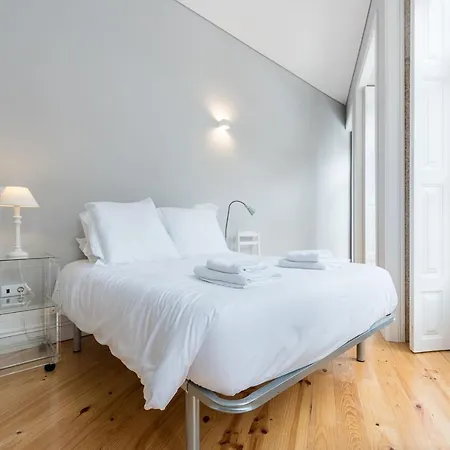 Lovelystay - Windows With Ac By Station * Porto