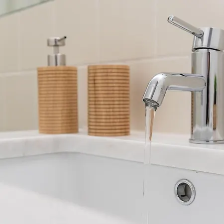 Lovelystay - Windows With Ac By Station *