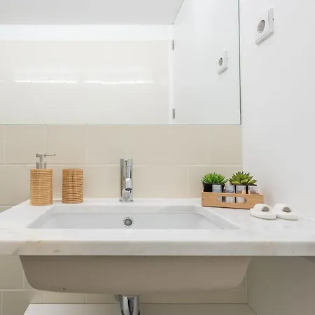 Lovelystay - Windows With Ac By Station Porto